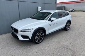 Volvo V60 Cross Country B4 AWD Cross Country Pro Geartronic bei Autohaus L.E.B in 