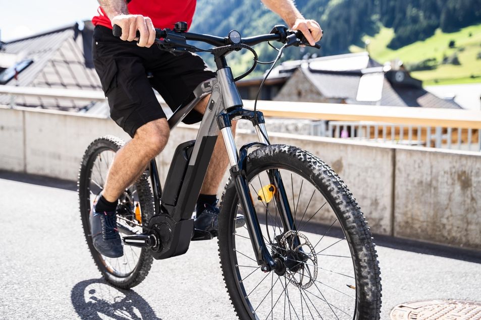 Fahrradfahrer fährt in der Stadt mit Fahrradhelm