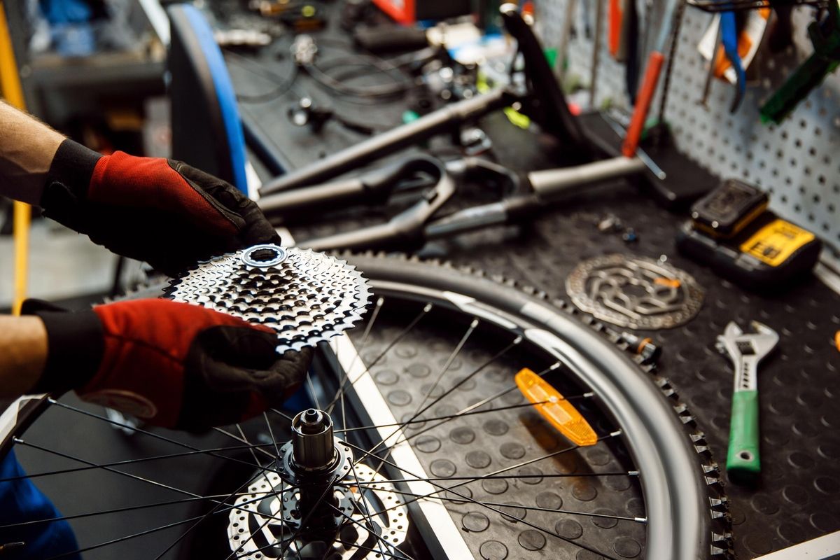 Reparatur an einem Hinterrad eines Fahrrads